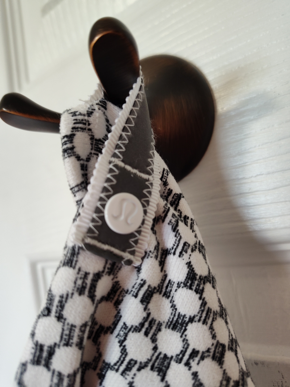Lululemon Vinyasa Scarf *Fleece – Dottie Eyelet White Black / White